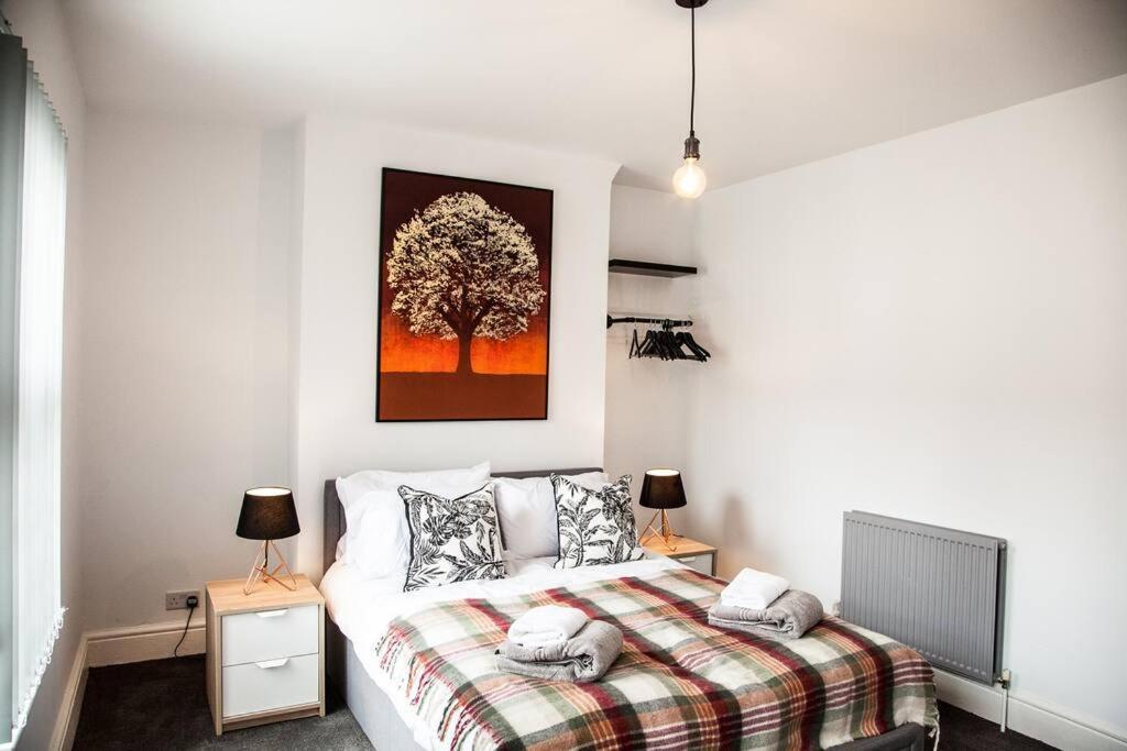 2 Bedroom House By Brookland Stays Serviced Accommodation Short Lets Liverpool With Free Wifi Eksteriør billede