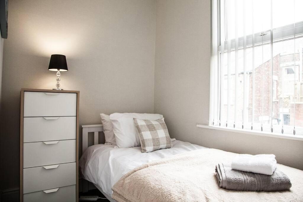 2 Bedroom House By Brookland Stays Serviced Accommodation Short Lets Liverpool With Free Wifi Eksteriør billede