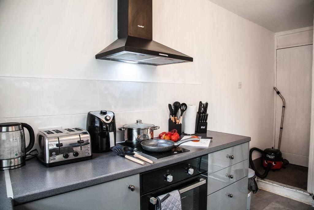 2 Bedroom House By Brookland Stays Serviced Accommodation Short Lets Liverpool With Free Wifi Eksteriør billede