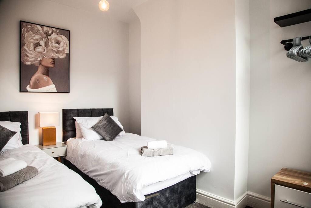 2 Bedroom House By Brookland Stays Serviced Accommodation Short Lets Liverpool With Free Wifi Eksteriør billede