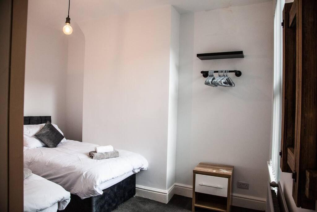 2 Bedroom House By Brookland Stays Serviced Accommodation Short Lets Liverpool With Free Wifi Eksteriør billede